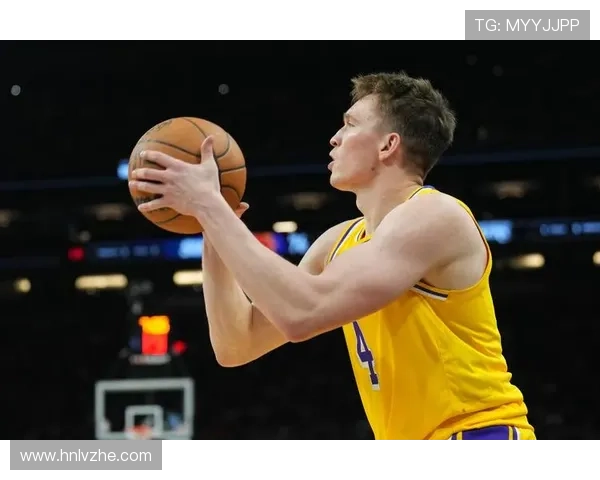 里夫斯精准助攻克内克特飞身暴扣展现团队默契与个人能力